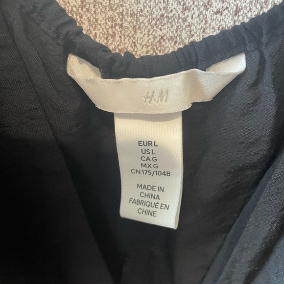 H&M Elegant Black‎ V-Neck Top - Picture 6 of 6